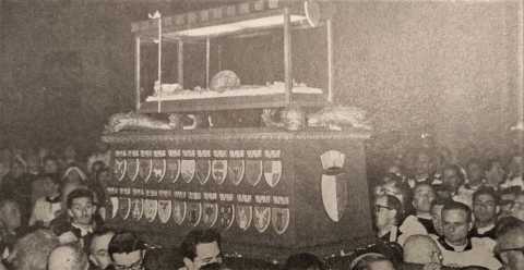 L'eccezionale 7 maggio 1957: le ossa di San Nicola andarono in processione sotto la "neve"